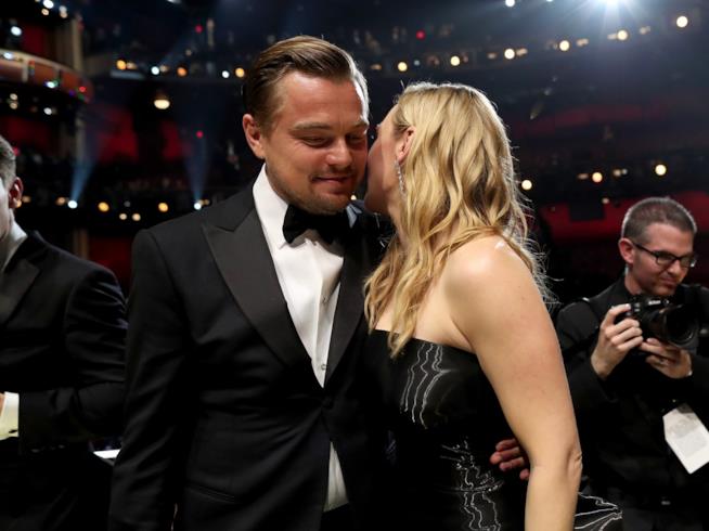 Kate Winslet risponde sulla delusione della relazione con Leonardo DiCaprio Kate Winslet dà un bacio a Leonardo DiCaprio