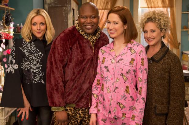 Kimmy Schmidt Kimmy con il pigiama rosa e i coinquilini