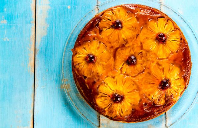 Torta rovesciata all'ananas ricoperta di caramello Torta rovesciata all'ananas