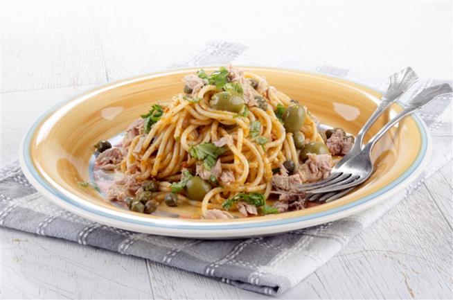 Spaghetti con tonno, olive, capperi e cipolla Spaghetti con tonno, olive, capperi e cipolla: ricetta veloce