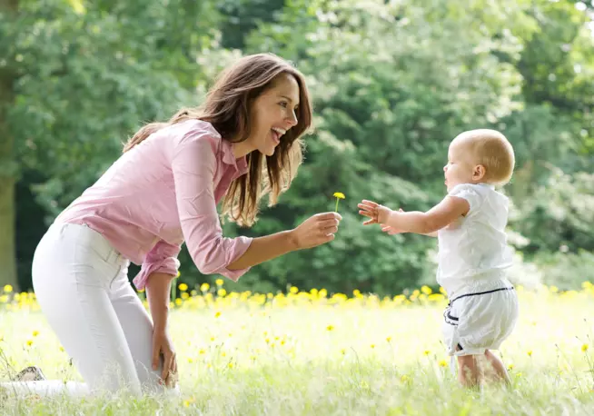 Oggetti utili e precauzioni da prendere quando i bambini camminano Bambino che cammina