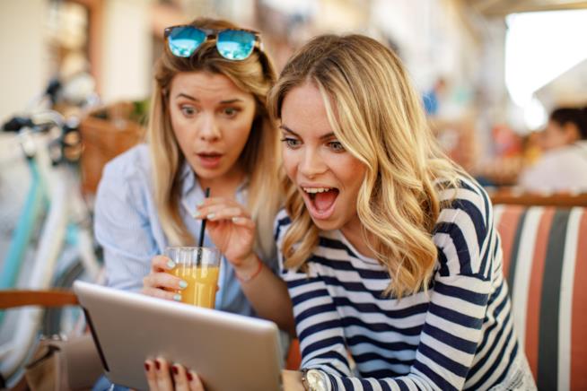 App per lo shopping su Instagram Due ragazze fanno shopping