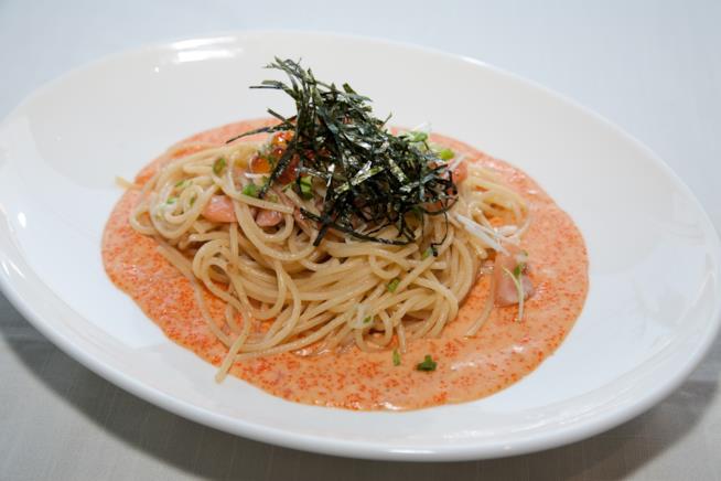 Spaghetti di soia con salmone e caviale: la ricetta Piatto con spaghetti di soia con crema di salmone, caviale e allghe