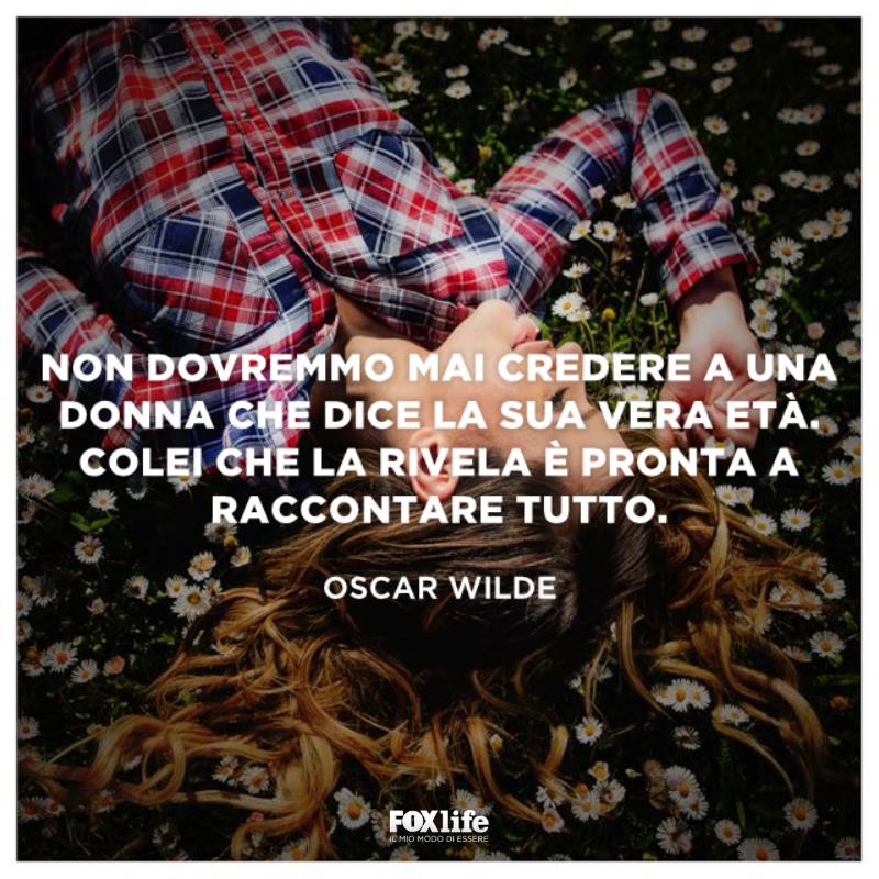 Frase età Ragazza sdraiata in un prato