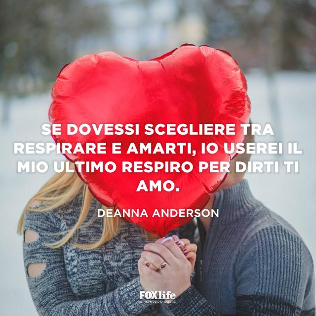 Frase Anderson Coppia tiene un palloncino a forma di cuore davanti al viso