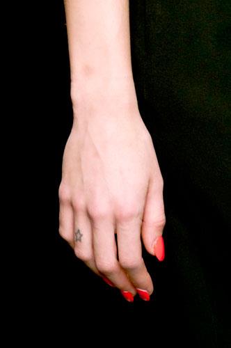 Unghie lunghe Unghie lunghe con smalto corallo