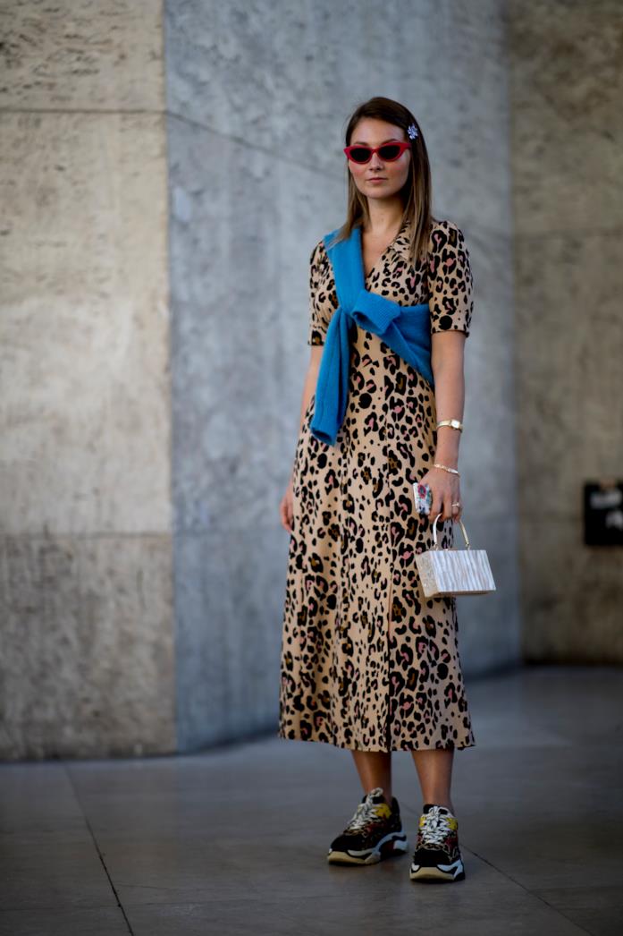 Abito midi leopardato abbinato a sneakers e mini bag Abito a stampa leopardata indossato con le sneakers