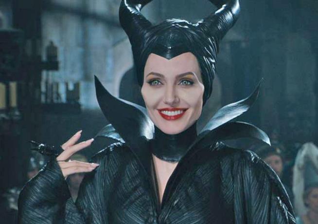 Maleficent 2: poster e trama Angelina Jolie è Maleficent