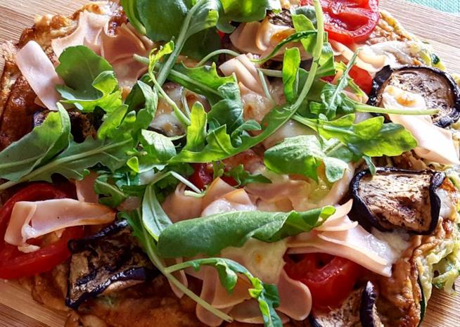 Finta pizza di albumi con verdure e fesa di tacchino Pizza di albumi con verdure fresche e grigliate