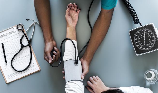 Cause, rimedi e non solo: il vademecum dell'ipertensione. Un medico che misura la pressione ad una donna.