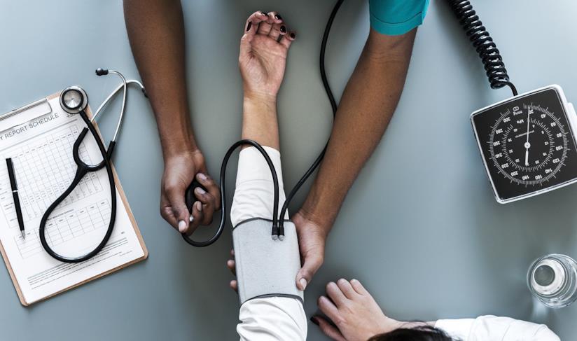 Cause, rimedi e non solo: il vademecum dell'ipertensione. Un medico che misura la pressione ad una donna.
