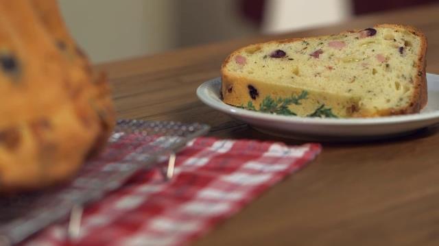 La ricetta di Giallo Zafferano del Babà salato con salame, prosciutto e formaggio Babà salato