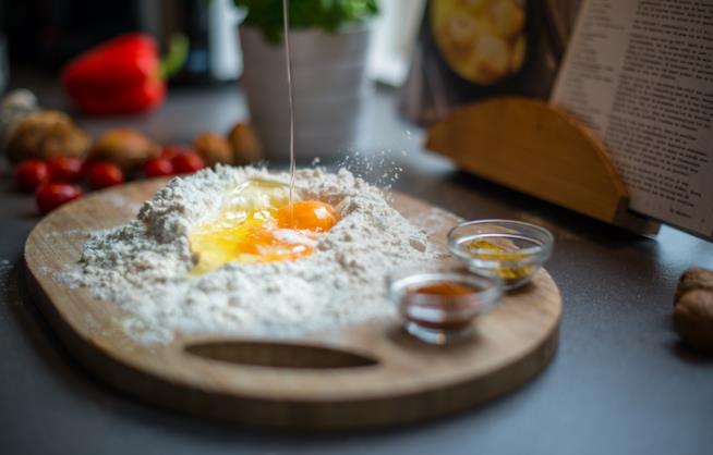 Tipologie di farine Tagliere con la farina e le uova