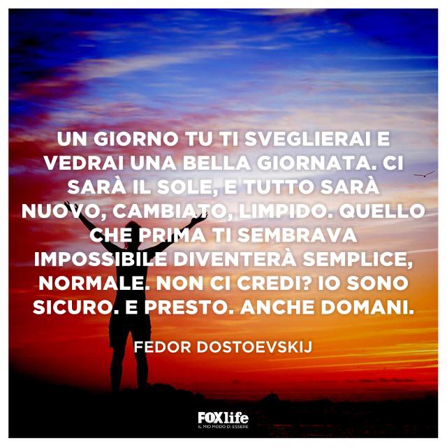 Citazione Dostoevskij Persona su un promontorio in controluce