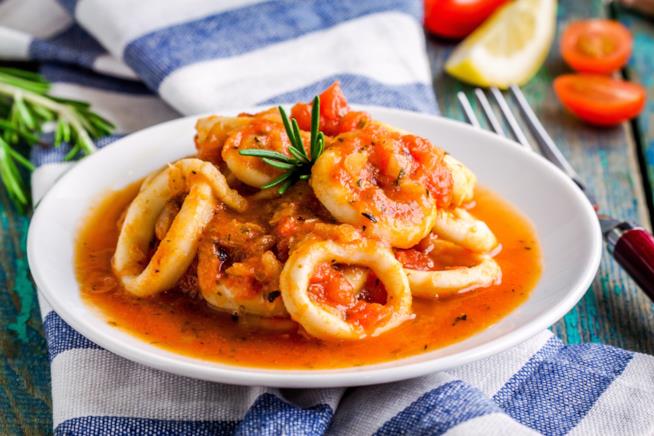 Ricetta dei calamari al vino rosato con scorza di arancia e erbe aromatiche Calamari al vino rosato con arancia e erbe aromatiche