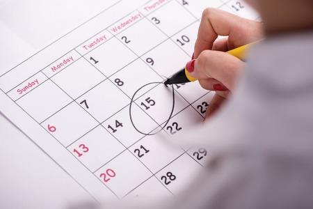 Quando si ha un ciclo irregolare è bene parlare con il ginecologo Un numero cerchiato su un calendario