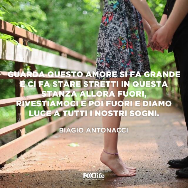Frase Antonacci Dettaglio di coppia che si tiene per mano