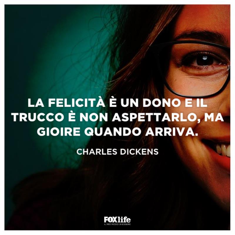 Frase Dickens Primo piano ragazza con gli occhiali che sorride