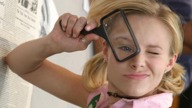 Il revival di Veronica Mars in arrivo con una miniserie Veronica Mars con la lente d'ingrandimento in un'espressione buffa