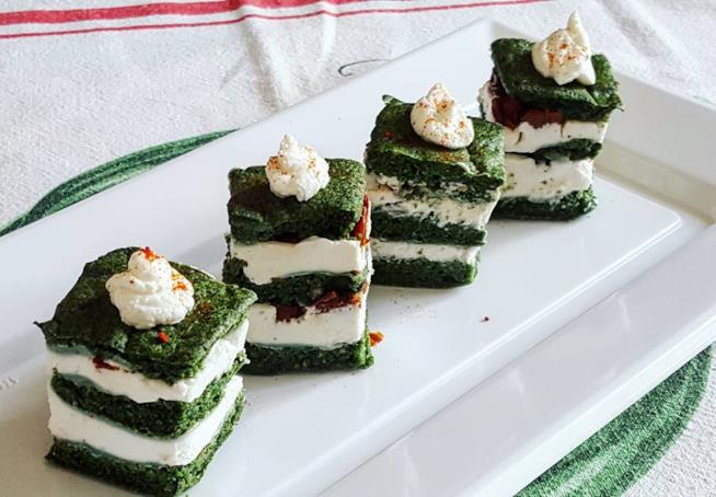 Torta di spinaci con quark magro e pomodori secchi Quadrotti di torta a strati