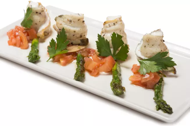 Ricetta degli involtini di sogliola con funghi, asparagi e granella di pomodoro Involtini di sogliola con funghi, asparagi e pomodoro