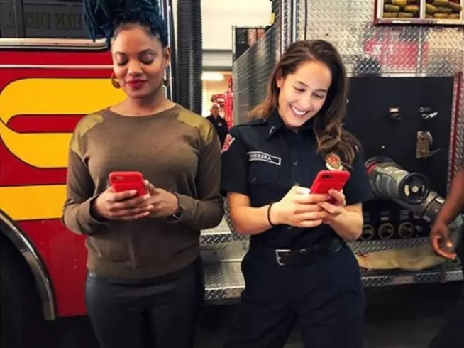 Una foto di Jaina Lee Ortiz su Instagram con una regista di Station 19 L'attrice Jaina Lee Ortiz e la regista Nzingha Stewart sul set di Station 19