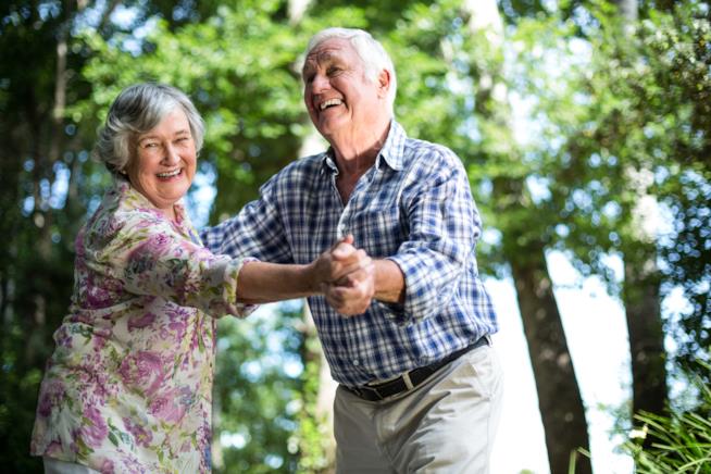 Il ballo previene il morbo di Alzheimer Coppia di anziani che balla