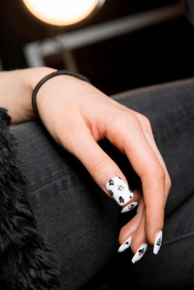 Nail art bianca e nera Nail art bicolore bianca e nera