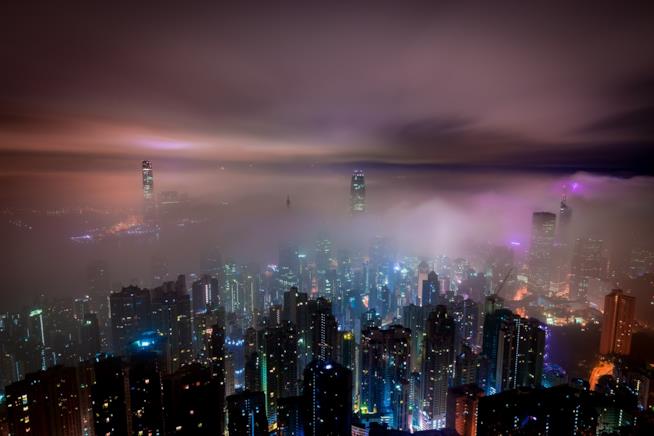 Luci e nebbia nella notte di Hong Kong Vista di Hong Kong