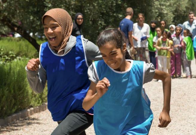 Due ragazze marocchine si sfidano in una corsa Due piccole sportive di Project Soar Marocco