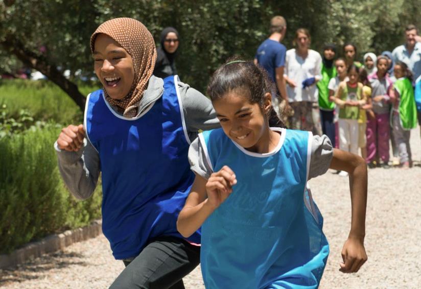 Due ragazze marocchine si sfidano in una corsa Due piccole sportive di Project Soar Marocco