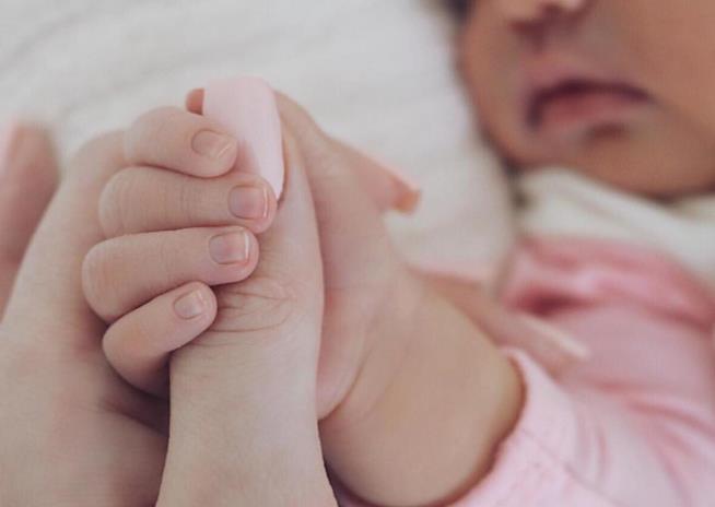 Kylie Jenner batte ogni record di popolarità su Instagram con la foto di sua figlia Lo scatto condiviso da Kylie Jenner su Instagram