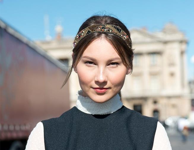La fascia per capelli torna di moda per l'estate 2017 fascia per capelli