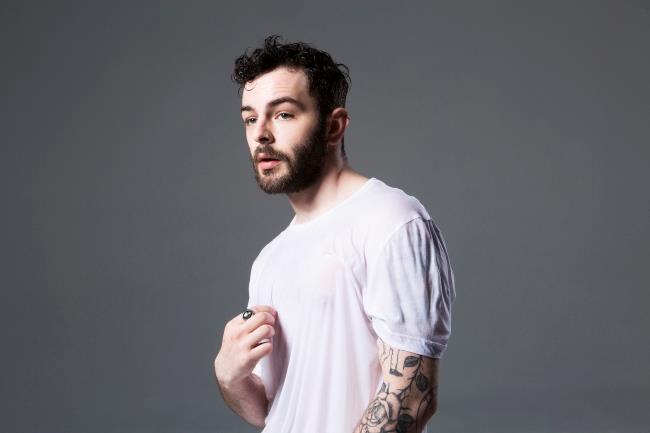 Lorenzo Fragola presenta il nuovo album Bengala, con cui ritorna sulle scene musicali dopo un percorso di crescita Lorenzo Fragola presenta Bengala