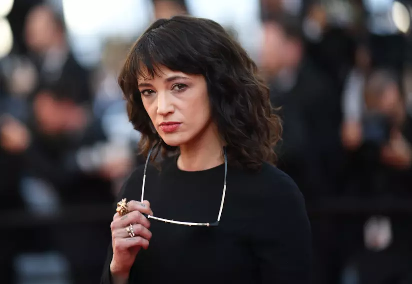 Asia Argento nuda con addosso un'armatura Asia Argento in primo piano