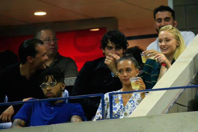 Sophie Turner prende in giro Joe Jonas fingendo di essere incinta Sophie Turner scherza con Joe Jonas