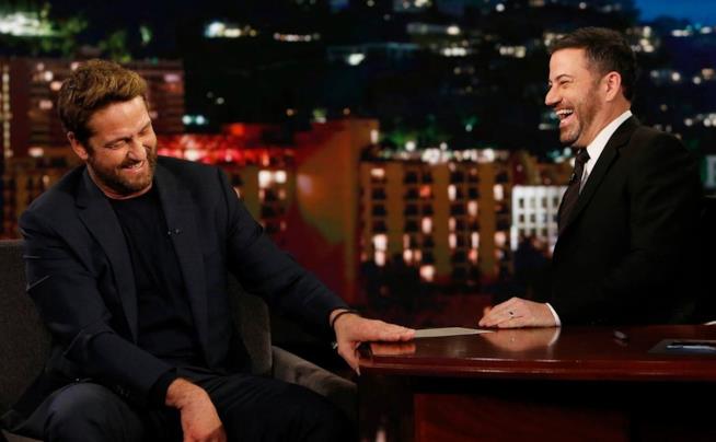 Gerard Butler e Jimmy Kimmel Gerard Butler ride con il presentatore Jimmy Kimmel