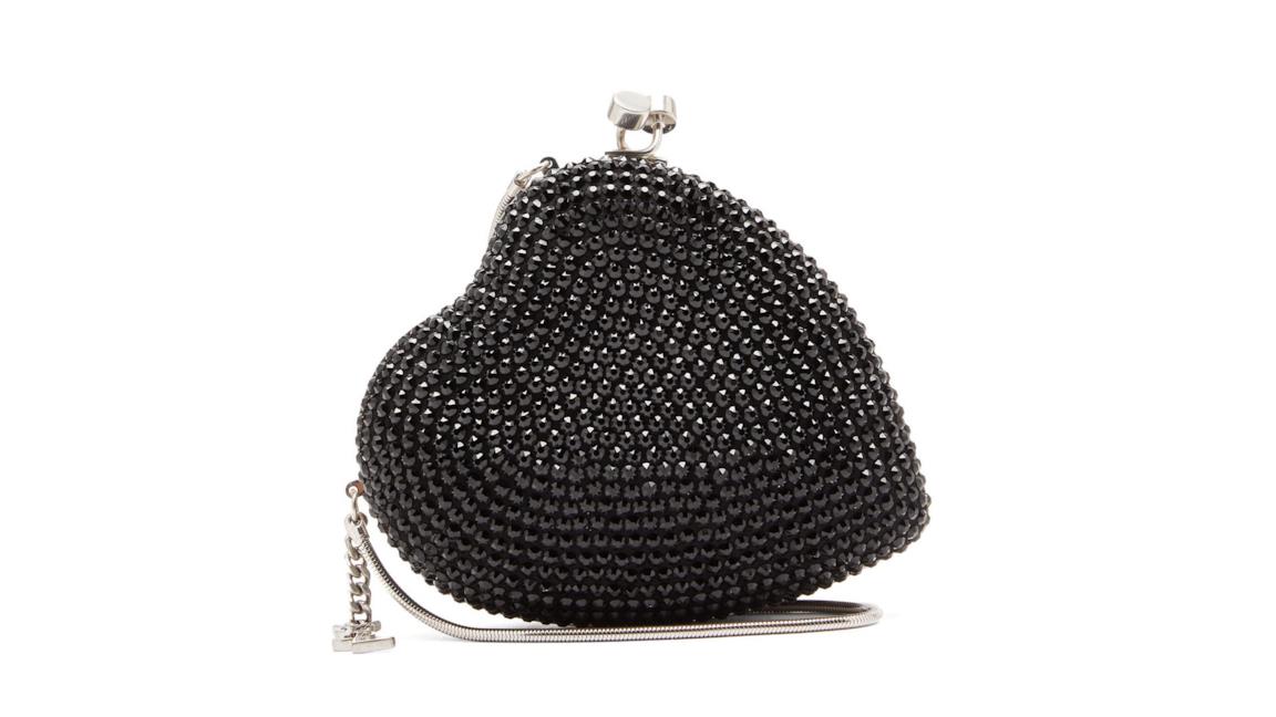 La clutch a forma di cuore di YSL conquista il mondo fashion