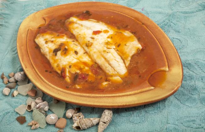 Spigola all’acqua pazza cotta in tegame con pomodori e carote Spigola all’acqua pazza