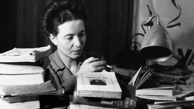 Simone de Beauvoir Simone de Beauvoir immersa tra i libri