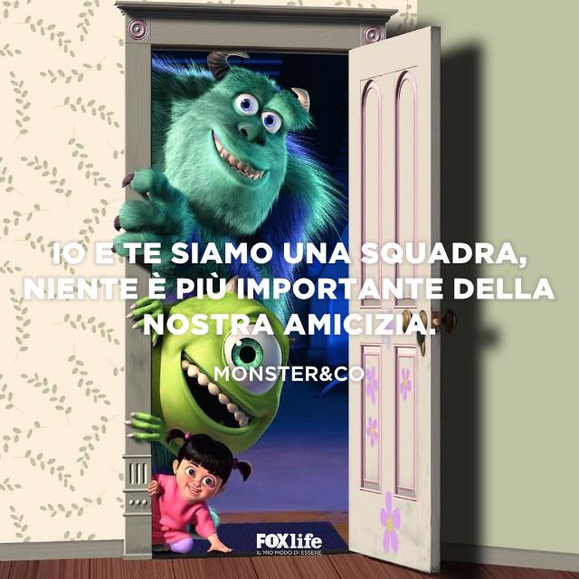 Frase sull'amicizia di Monster&Co Protagonisti di Monster & Co affacciati in una stanza