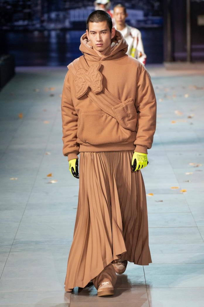 Guanti fluo Louis Vuitton Menswear Fall/Winter 2019-2020 Parigi Modello indossa guanti fluo di Louis Vuitton Menswear Fall/Winter 2019-2020 Parigi