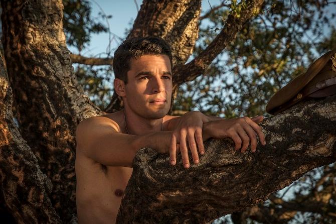 Christopher Abbott è YoYo in Catch-22 Una scena di Christopher Abbott in Catch-22