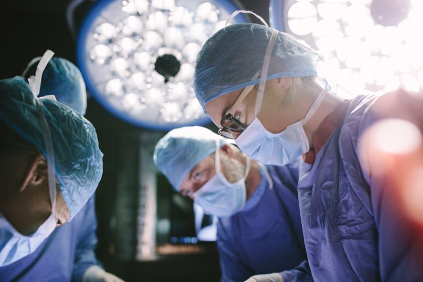 Chirurghi durante un'operazione Una donna chirurgo