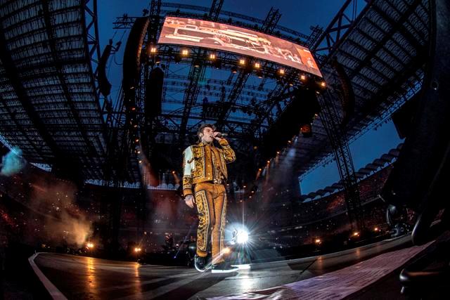 Fedez durante La finale a Milano Fedez, in piedi, canta sul palco di San Siro