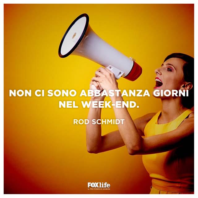Il weekend è troppo breve Ragazza con n megafono in mano