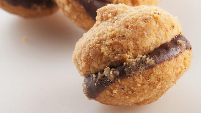 Baci di dama alla Nutella Baci di dama con farcitura alla Nutella