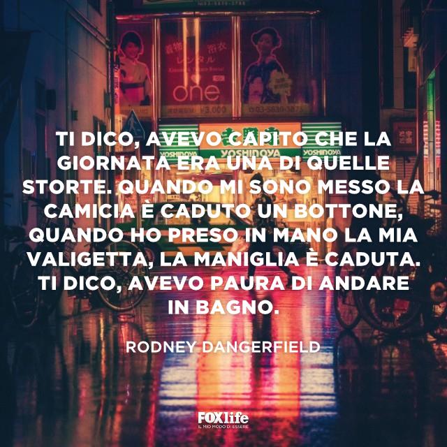 Giornata storta Ragazza cammina in città di notte
