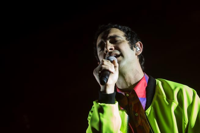 Anche Cosmo al Concerto del Primo Maggio a Roma Cosmo, in piedi: primo piano mentre canta con il microfono in mano