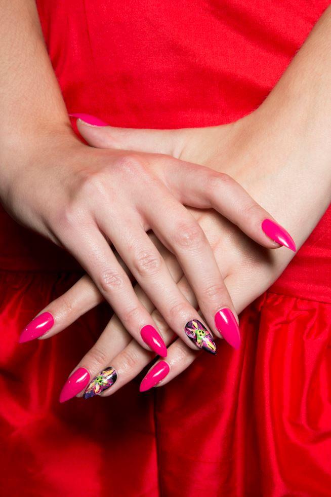 Unghie a stiletto Unghie con smalto fucsia